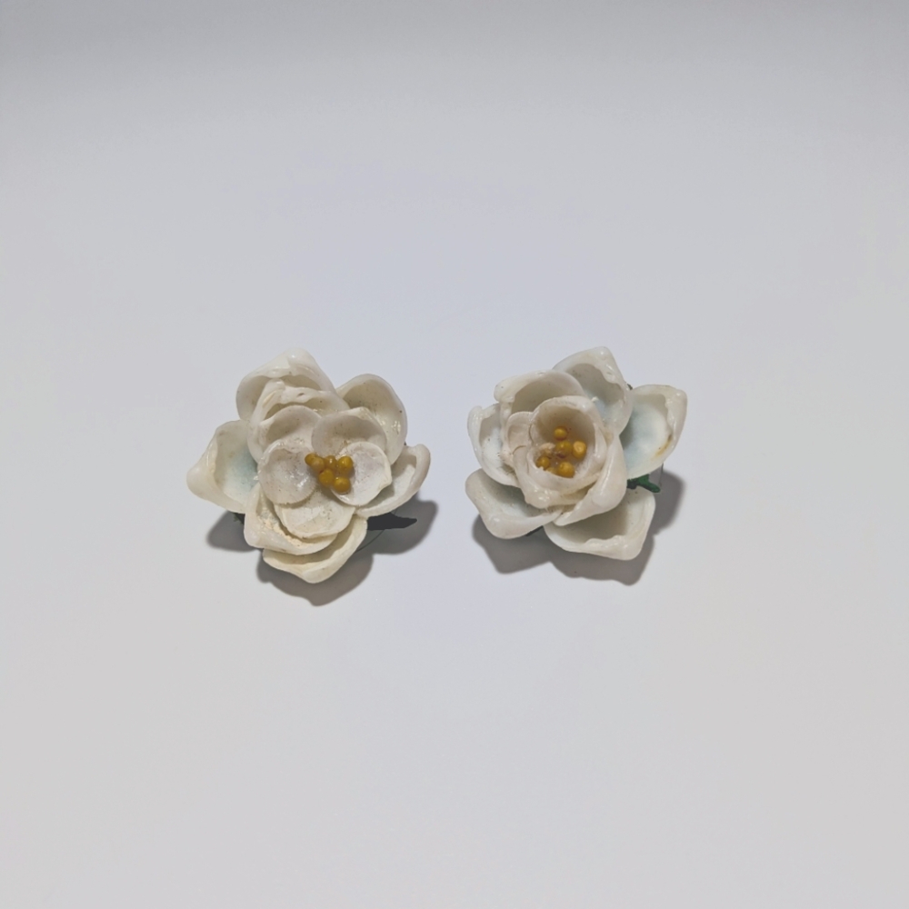 Vintage White Flower Clip On Earrings
